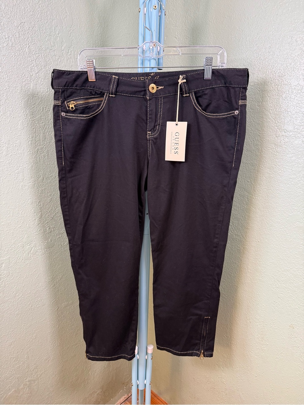 GUESS Black Cropped Women’s Jeans with Zipper Accents
